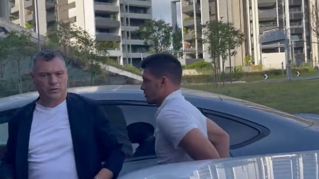 Jovic Milan l attaccante è in sede per la firma sul contratto VIDEO