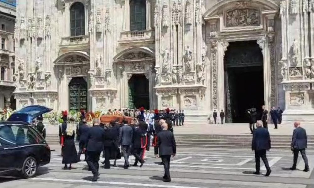 MN24 - Funerali Berlusconi: Il Feretro è Arrivato In Duomo - VIDEO